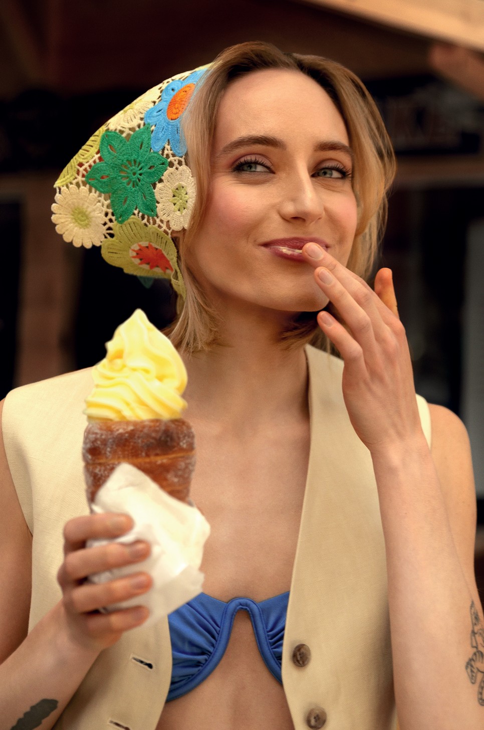 Mellény COS 28 000 Ft | Bikinifelső MANGO 7995 Ft | Horgolt kendő MANGO 7995 Ft