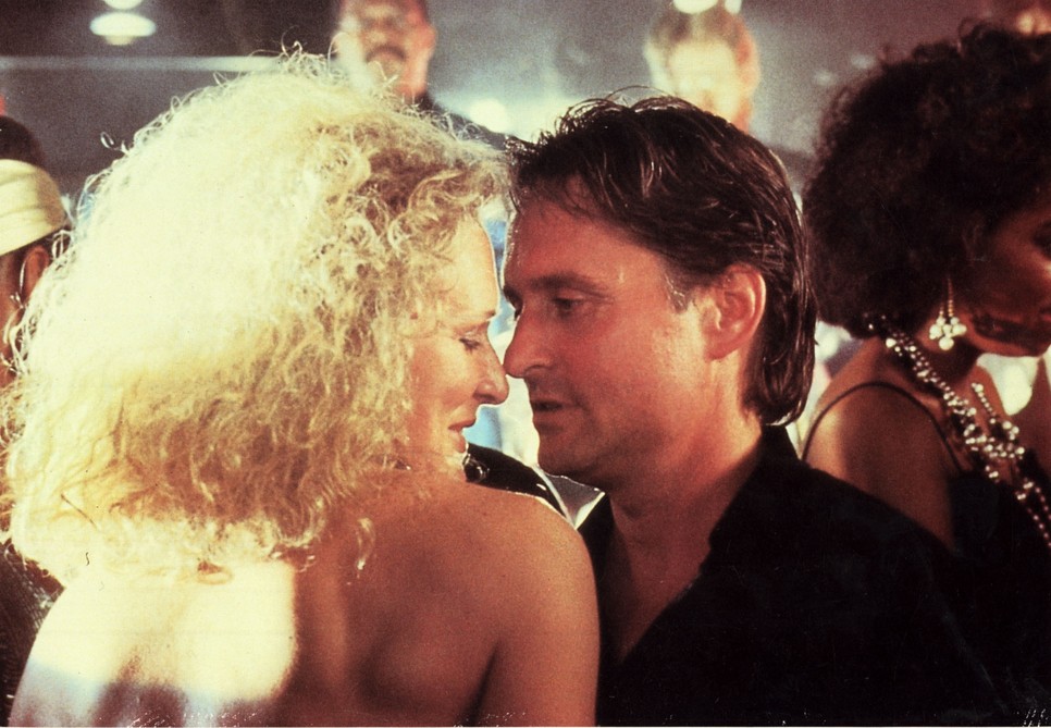 Román Boglárka szerint a zaklatás kéretlen, beleegyezés nélküli, visszajelzést ignoráló, határtalan, kerettelen. A másik fél szinte csak egy felület, amit a zaklató önmagával tölt ki.