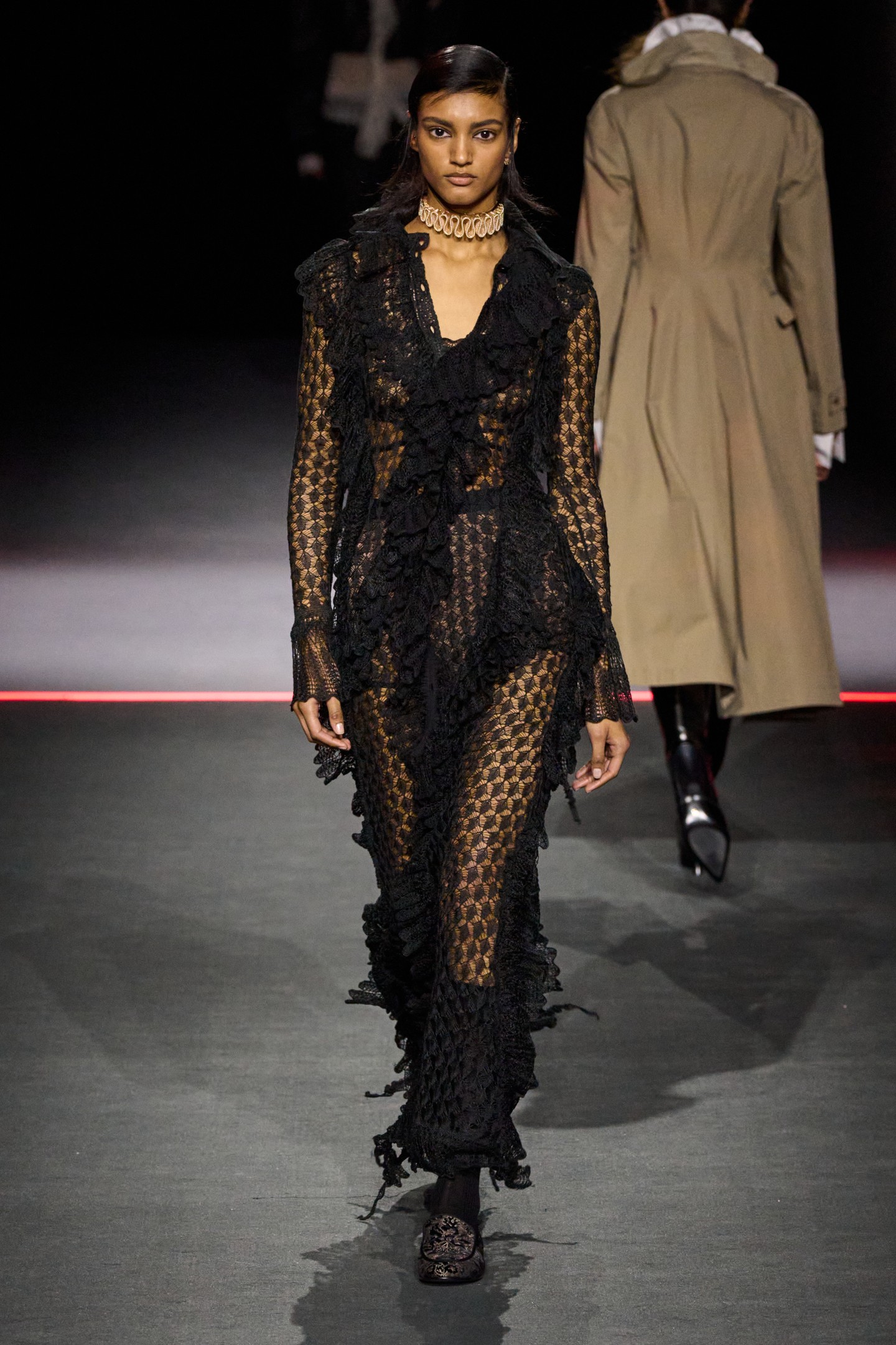 Csipke, fodrok a Dior 2025 őszi/téli bemutatóján