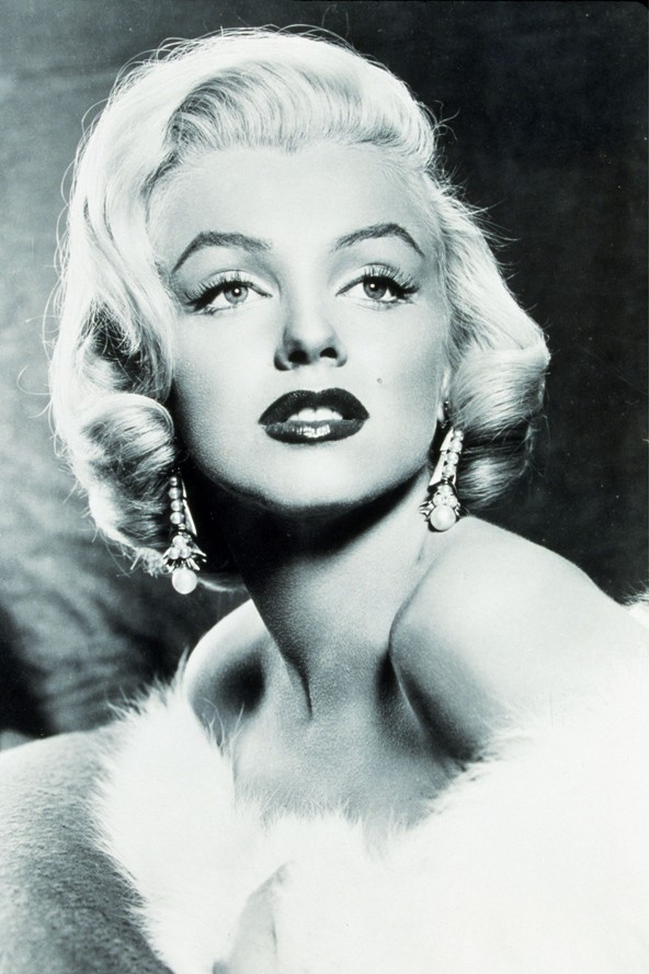 Ki hitte volna, hogy a szexszimbólumként elhíresült Marilyn sem volt tökéletes. Ahhoz, hogy ajkai minél dúsabbnak tűnjenek 15 különböző árnyalatú rúzst és szájfényt használt. A sötétebb piros árnyalatokat a száj sarkára kente, a világosabb árnyalatok pedig a száj közepére. Az árnyalatok dimenziói optikailag teltebb ajkakat varázsoltak Marylinnek. 