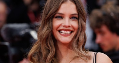 Palvin Barbara és Dylan Sprouse szerelmes fotója olyan kacér, hogy azonnal belepirulsz