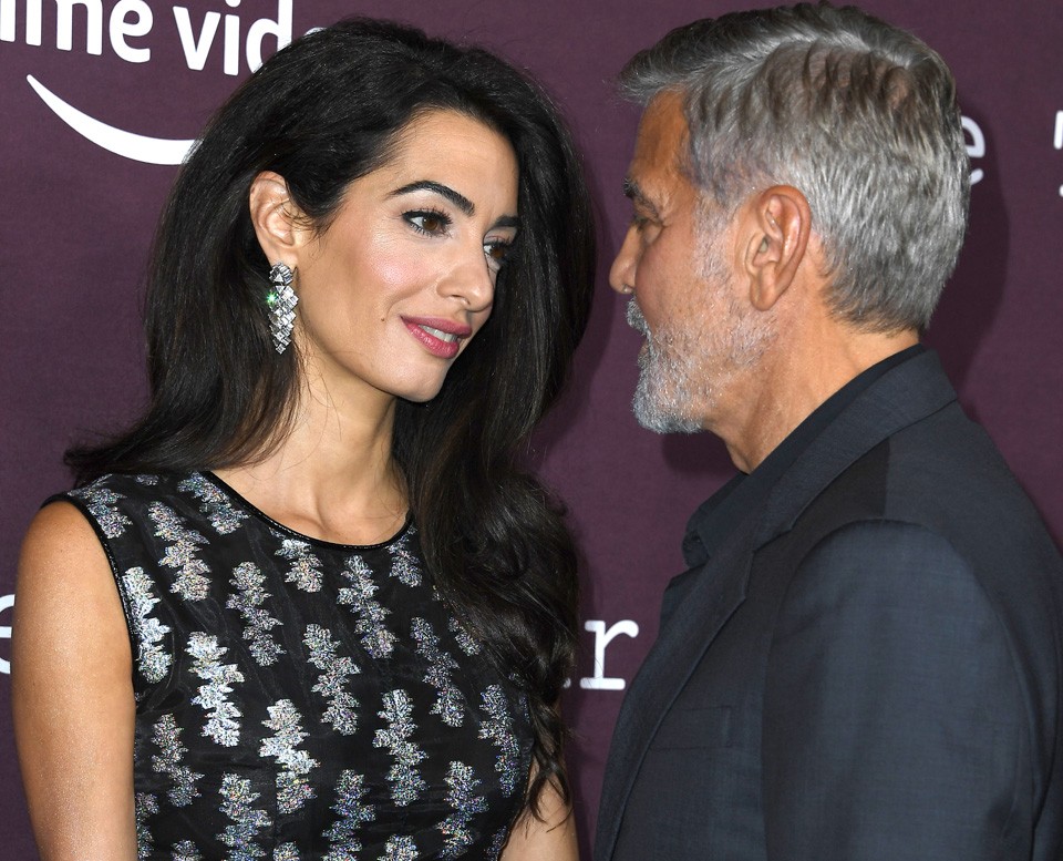  Amal Clooney Cartier fülbevalója tökéletesen passzolt a ruha mintájához