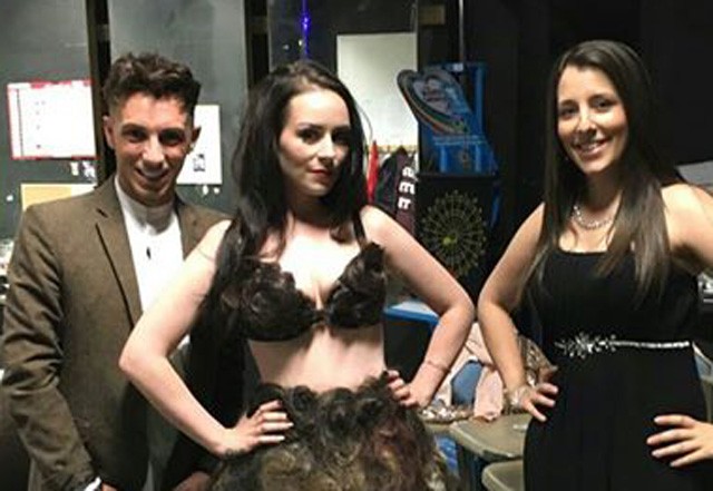 sarah louise bryan, divattervező, bizarr ruha, ruha emberi hajból, haj, szőrzet