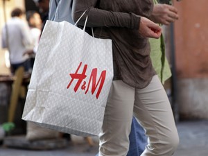 VÉGRE: Papírzacskóra vált a H&M