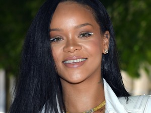Rihanna erotikus karácsonyi kampánya egy őrület