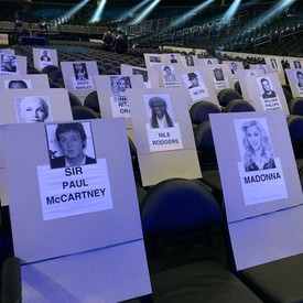 Micsoda első sor...