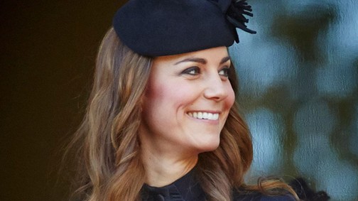Kate Middleton most fekete kabátban emlékezik meg