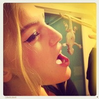 Vanessa és a gumicukor-állatka esete - vajon bekapja?