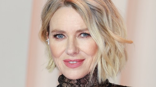 Az 57 éves Naomi Watts gyakorlatilag félmeztelenül vonult végig a vörös szőnyegen