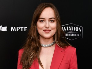 Dakota Johnson megint egy szál zakóban villant izgalmas dekoltázst