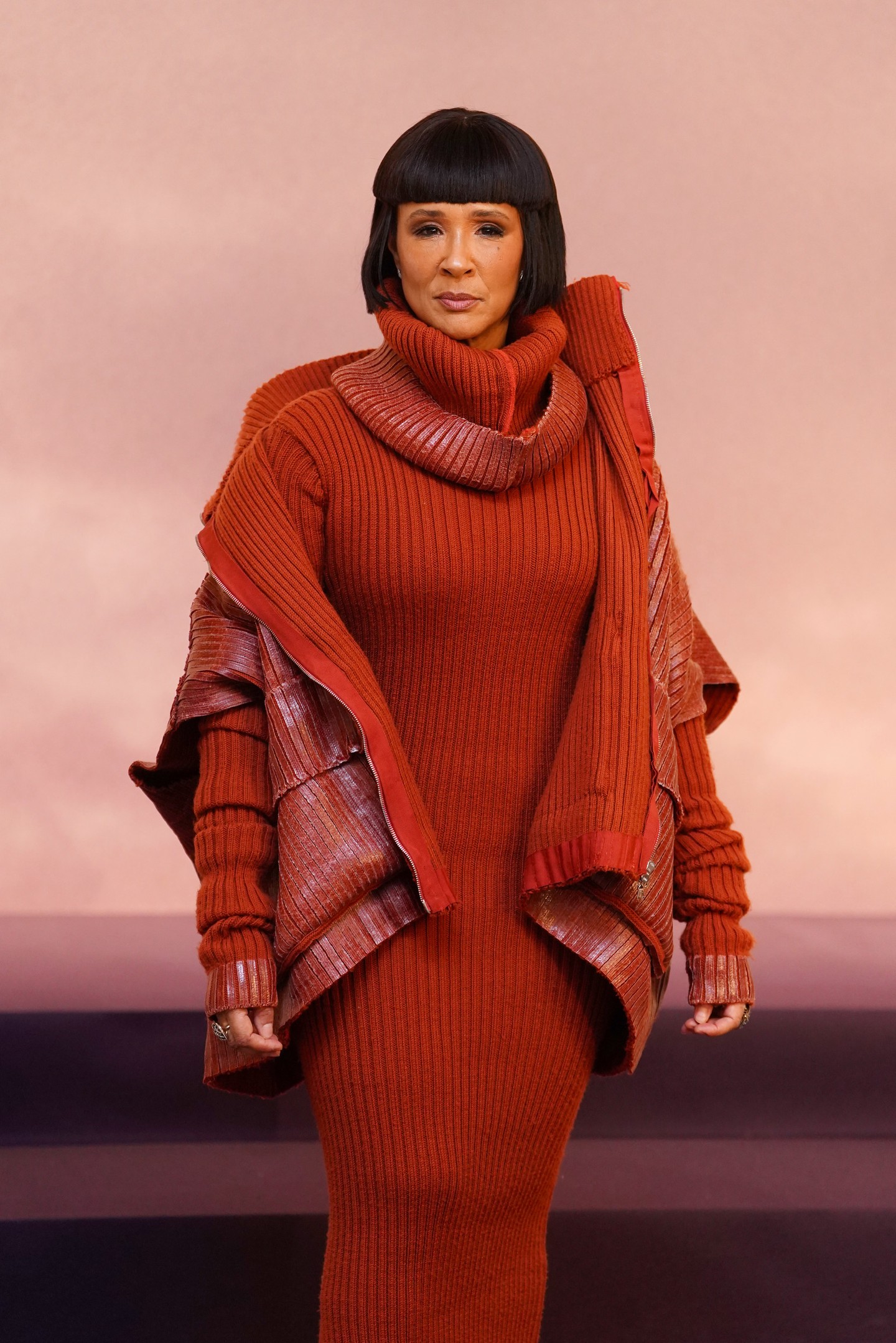 Sarolta királyné megformálója, Golda Rosheuvel a valóságban 55 éves.