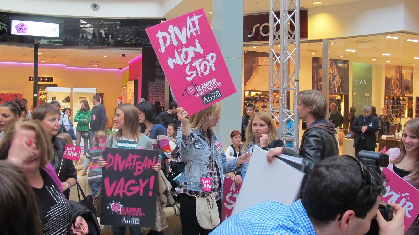 A Divattüntetés az egyik legemlékezetesebb és leglátványosabb megmozdulásunk volt, ahol a budapesti Hősök terét változtattuk egy hatalmas, élhető kifutóvá. Ezzel az eseménnyel a divat demokratizálását ünnepeltük: több száz olvasónkkal együtt vonultunk fel, hogy megmutassuk, a stílus önkifejezés, és mindenkié, függetlenül attól, hogy ki milyen alkatú, vagy éppen milyen háttérrel érkezik. 