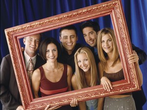 Miért a világ egyik legsikeresebb sorozata a mai napig a Jóbarátok? A 90-es évek sitcomjáról szóló könyv igazi rajongóknak való