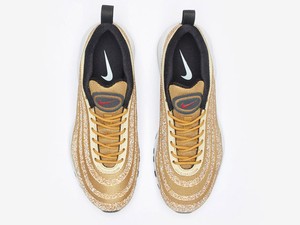 Megőrülsz a Nike új Swarovski kristályokkal telehintett cipőjétől