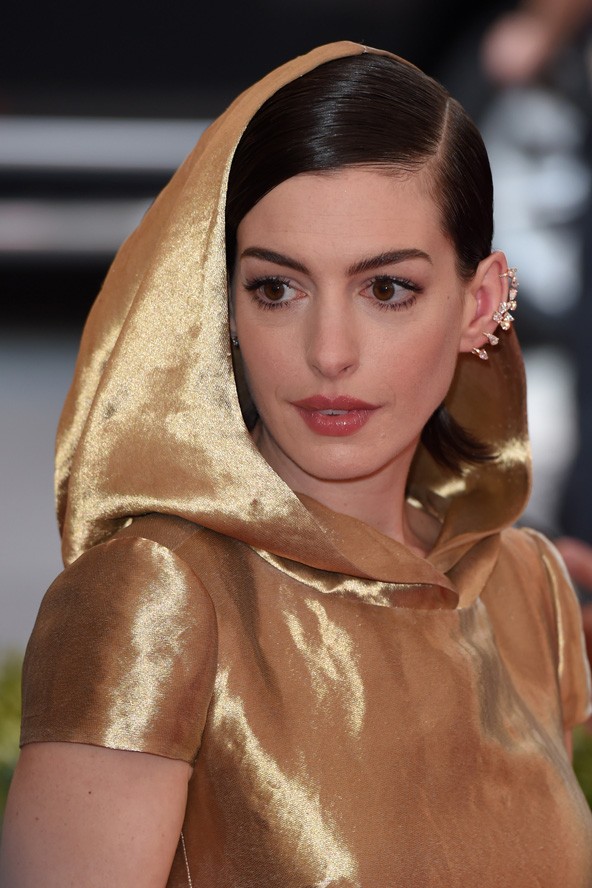Anne Hathaway kapucnis szettje igencsak megosztó, de azt a füldíszt bárki megirigyelné.