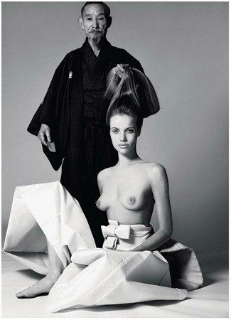 A kor híres fotósa, Richard Avedon a kor legismertebb modelljét, Veruschkát fotózta.