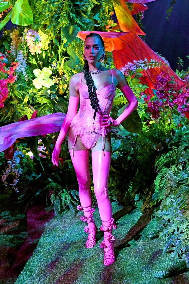 Irina Shayk tarolt bomba testével Rihanna divatbemutatóján