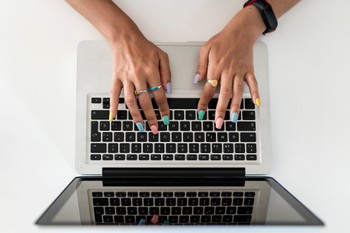 Az online csalások evolúciója: a nigériai hercegtől a mesterséges intelligenciáig
