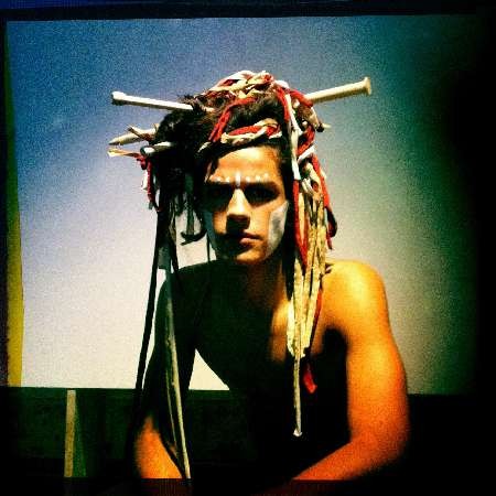 Óriás kötőtűk a fejben és színes pamutcsíkok. Mindez esőerdei sminkkel feldobva, Fotó: Jean-Luc Dupont/Paris