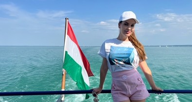 Proksa Szandra műsorvezető egy vagány balatoni hajós szettel zárja a hetet