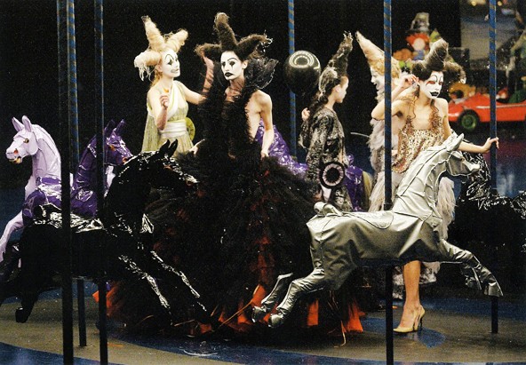 A vurstli varázslatos világa ihlette a 2001. ősz-téli kollekciót, a bemutatón igazi körhintából szálltak ki a bohóc sminkes modellek.