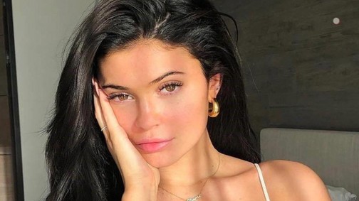 Az év hőse lett Kylie Jenner, aki megmutatta a mellén lévő striákat