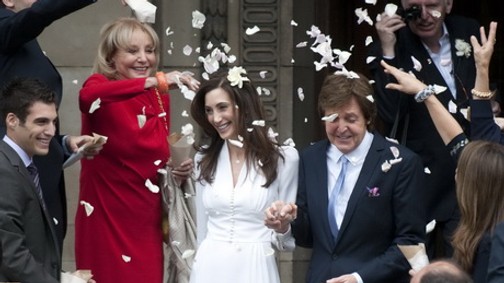 McCartney ruhában a boldog ara