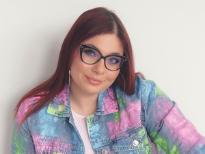 Fuzik Adél sneakereiben a streetstyle mellett megjelenik a reneszánsz ihletés is