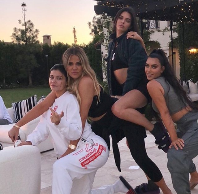 Ilyen még nem volt: cuki fotón az összes Kardashian-Jenner csemete