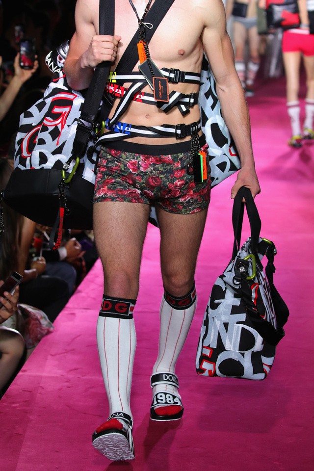 Meztelen felsőtestű félisteneken csorgathatták a nyálukat a Dolce & Gabbana bemutatón a vendégek