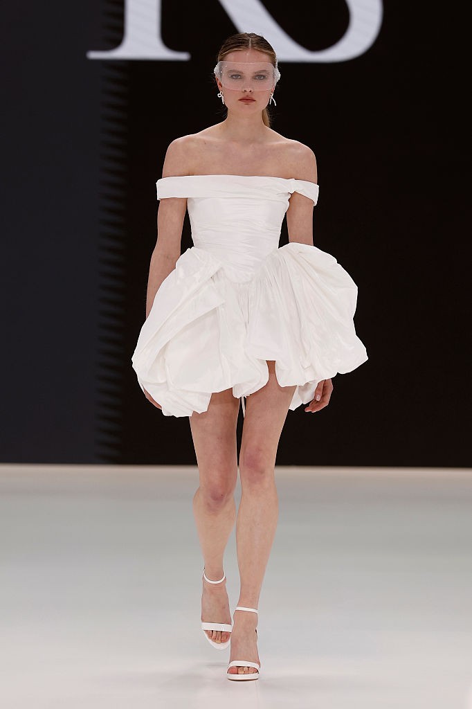 Csípőhangsúlyos menyasszonyi ruhák -  A 2026-os szezonban a csípő kiemelése számít majd igazán trendinek. (Ricca Sposa & Yuliia Lobachova)