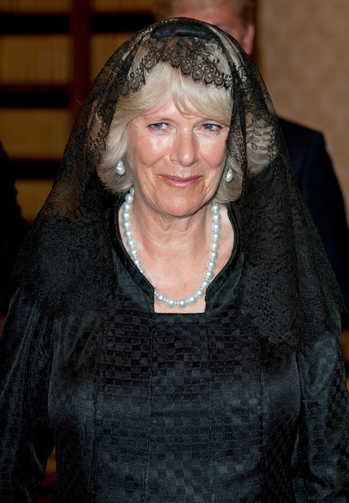 Mivel Kamilla királyné Károly király második felesége, a nyilvánosság számára folyamatos összehasonlítás tárgyává vált a néhai Diana hercegnével. A királyi család követői évek óta figyelik a két nő stílusának párhuzamait, és sokan úgy vélik, hogy Kamilla Diana hercegnét másolja. Emlékezetes pillanat volt, amikor a királyné 2009-ben a Vatikánban járt XVI. Benedek pápánál: fekete ruhát, csipkefátylat és gyöngysort viselt. Megjelenését sokan összehasonlították Diana hercegné 1985-ös, szinte azonos stílusú viseletével, amikor ő II. János Pál pápával találkozott.