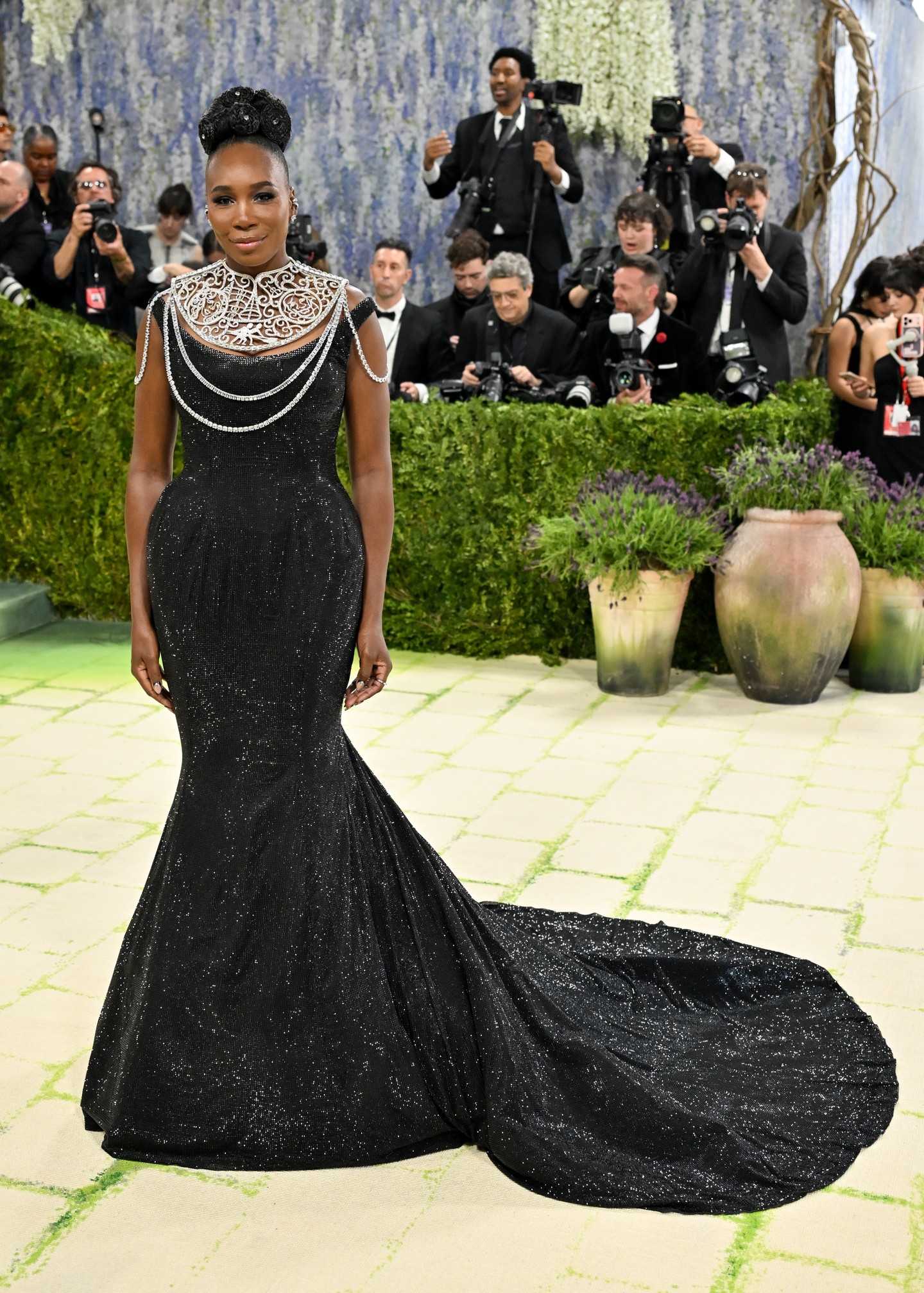 Venus Williams egyedi tervezésű Swarovski nyakéke nem csak gyönyörű, hanem erőteljesen szimbolikus is, és egyben elegáns kikacsintás a Los Angeles-i gyökereire.