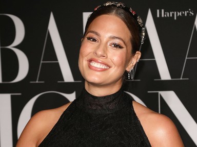 A várandós Ashley Graham most egy szál bodyban a vörös szőnyegen
