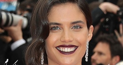 Sara Sampaio ruhájában csirkének éreznénk magunkat, viszont rajta tökéletesen áll!