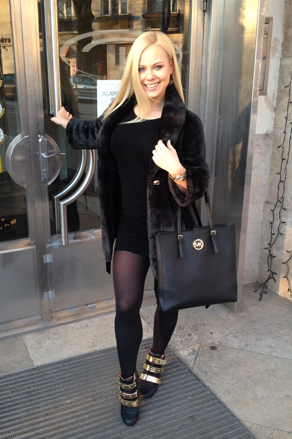 Gyönyörű fitneszversenyző, és nézd milyen sikkes!