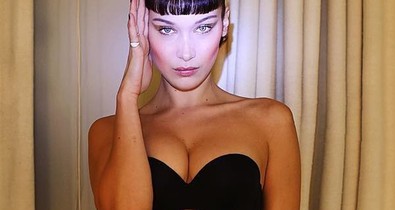 Bella Hadid új kiskutyát kapott, természetesen pucéran pózol vele!