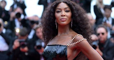 Az 53 éves Naomi Campbell elképesztően merész meztelenruhát vállalt be