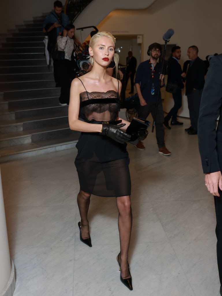 Iris Law Saint Laurent ruhája felforrósítja a hangulatot