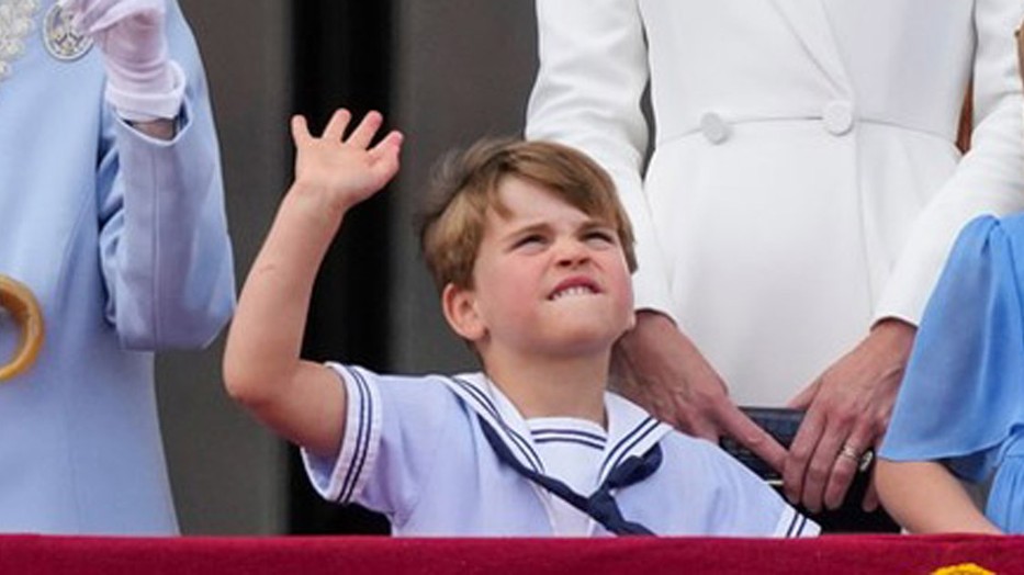  Lajos herceg integet a repülőknek a Trooping of Colour katonai díszszemlén