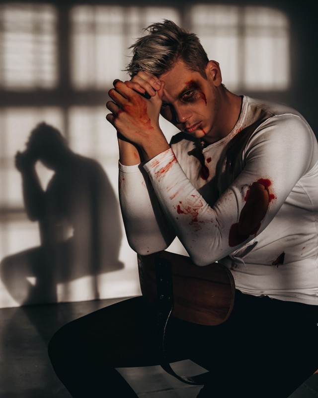 Rendhagyó fotósorozat hívja fel a figyelmet a negatív kommentek okozta lelki sérülésekre