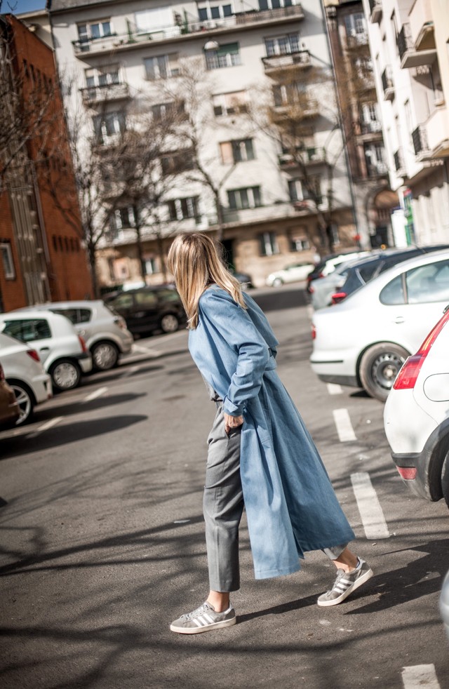 Őrületesen menő kabátot vett fel Cakó Kinga, ráadásul ő tervezte