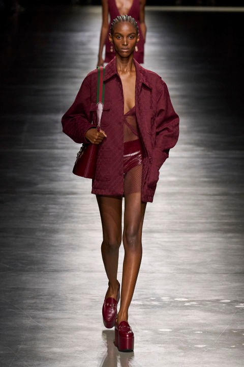 És még egy utolsó Gucci Rosso színben pompázó szett