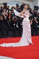 Bianca Balti olasz modell Ilya Migmoon fűzős ruhakölteményét öltött magára, amit az angyalszárnyak tettek igazán egyedivé. 