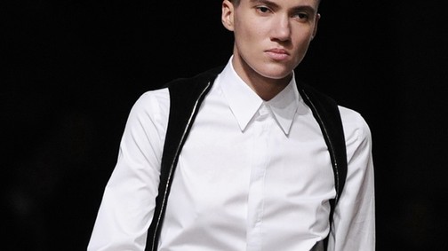 Női modell a Givenchy férfishow-ján