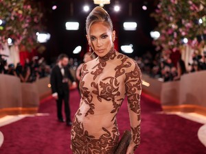 Jennifer Lopez zavarbaejtő dekoltázst villantott, csak úgy vonzotta a tekinteteket a gálán