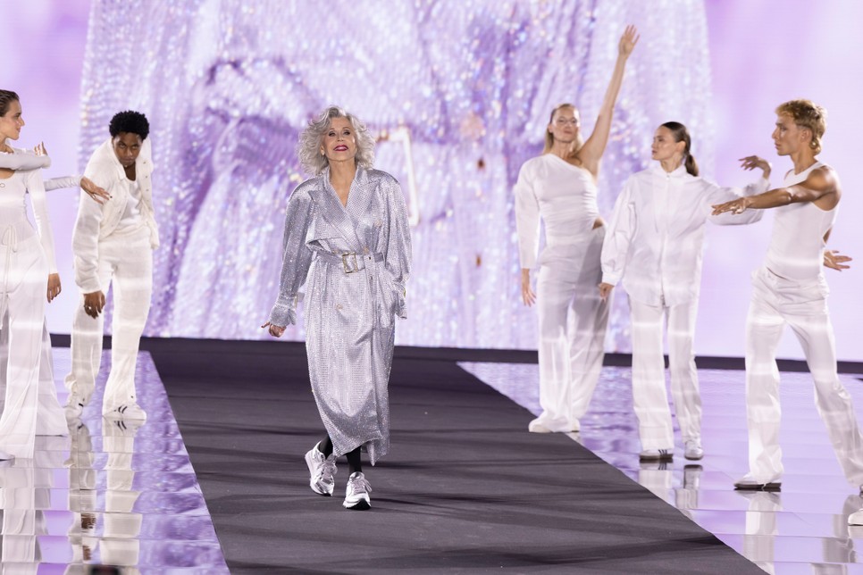 Jane Fonda tavaly piros ajkakkal lopta el a show-t