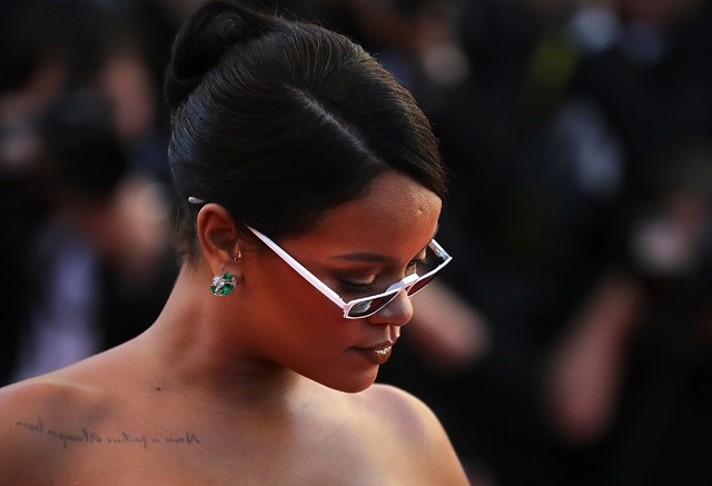 Rihanna smink és haj 