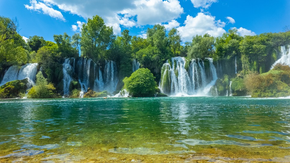 Lenyűgöző látványt nyújt a Kravica-vízesés