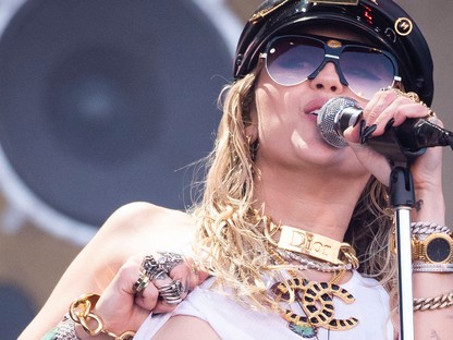 Valamiért pornós pucsítással támadnak a hírességek az Instán